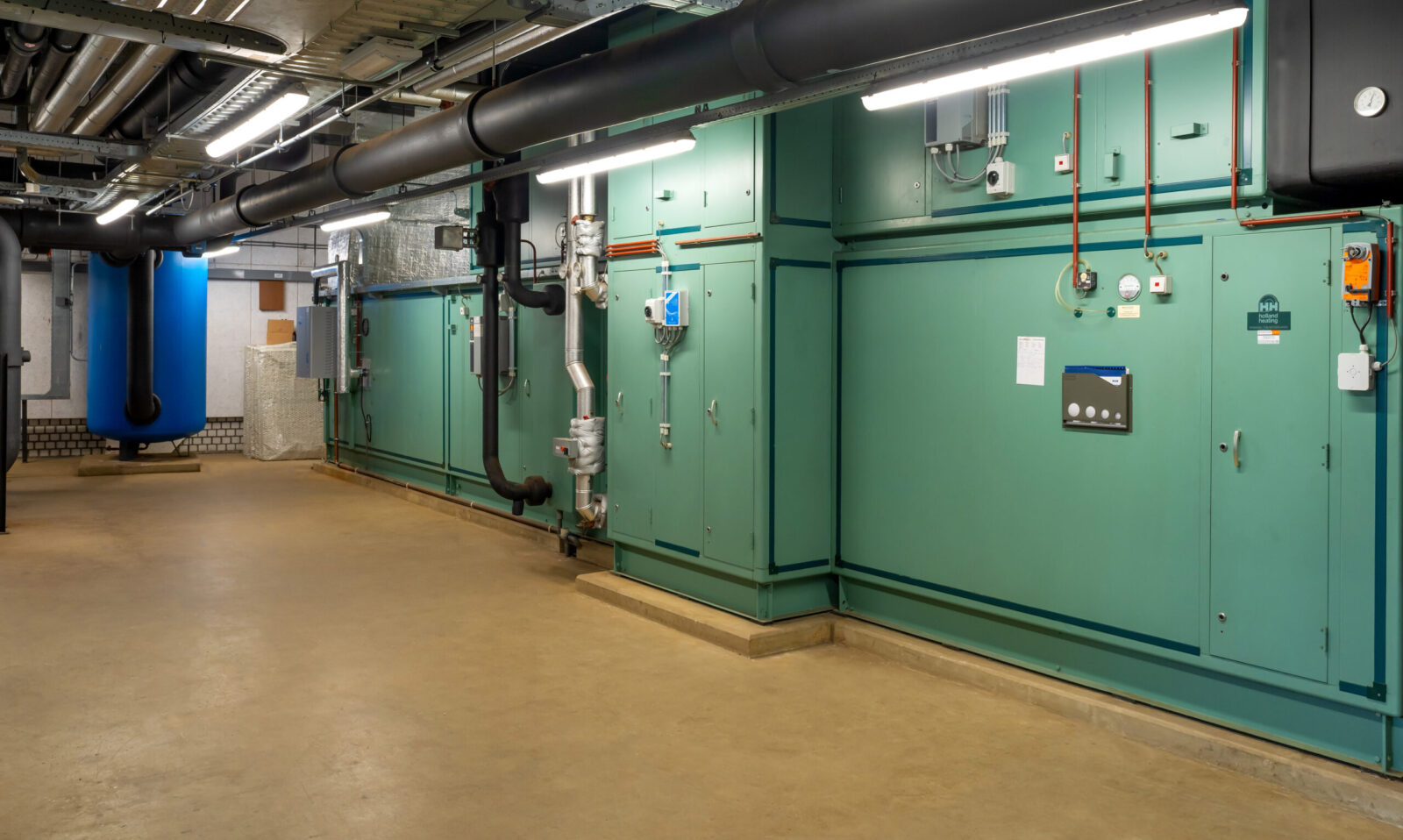 Technische ruimte met groene verdeelkasten onderdeel van het gebouwbeheersysteem
