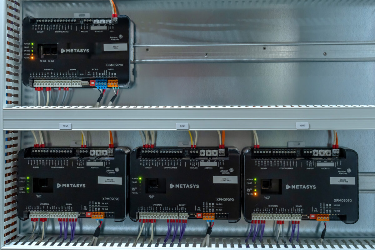 Metasys CGM09090- en XPM09090-controllers van Johnson Controls bekabeld in kast