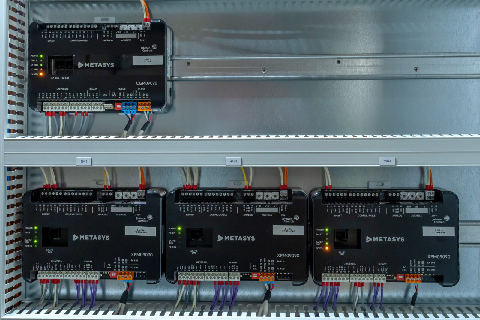 Metasys CGM09090- en XPM09090-controllers van Johnson Controls bekabeld in kast