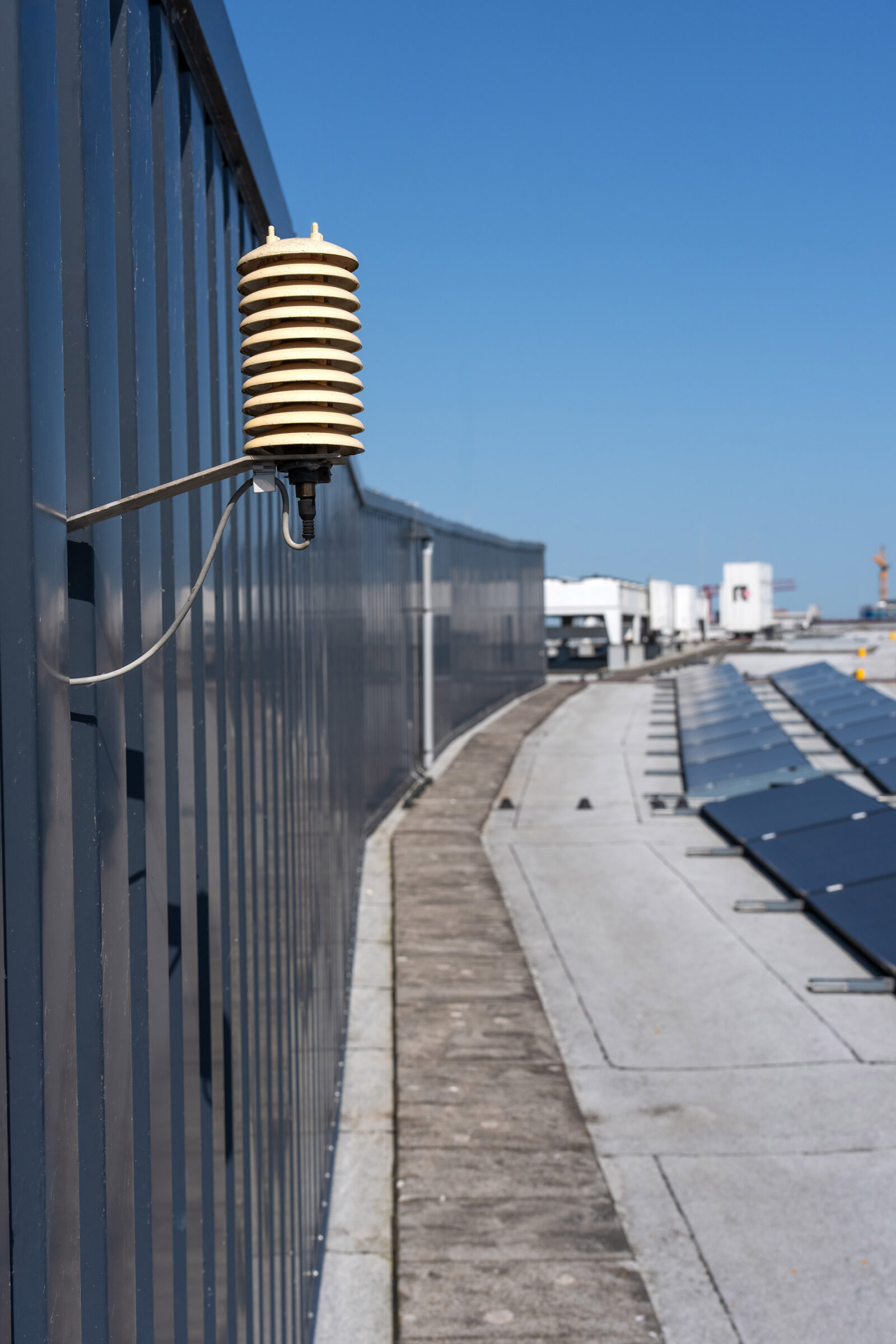 Weerstation op het dak met zonnepanelen, onderdeel van energiemanagement