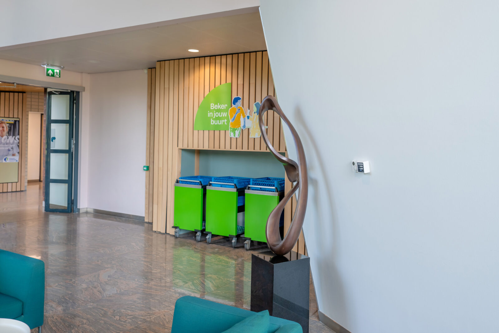 Kantoorlobby met wandthermostaat voor gebouwbeheersysteem