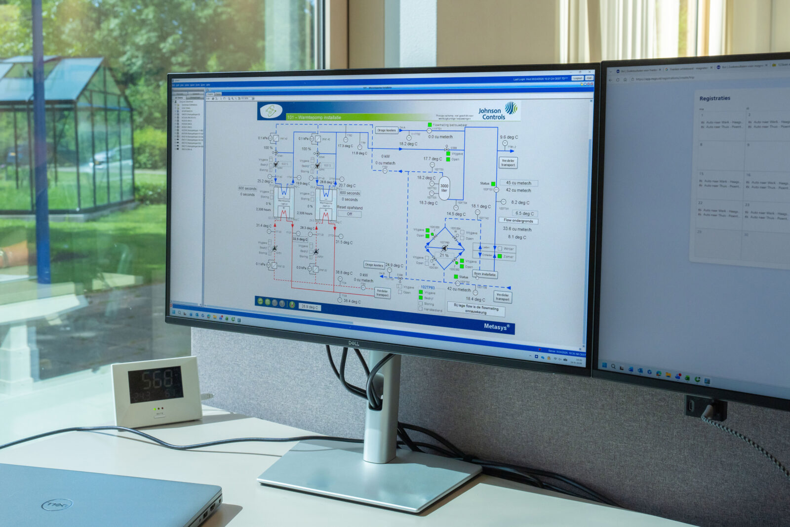 Beeldscherm met Metasys-software en schema van de warmtepompinstallatie