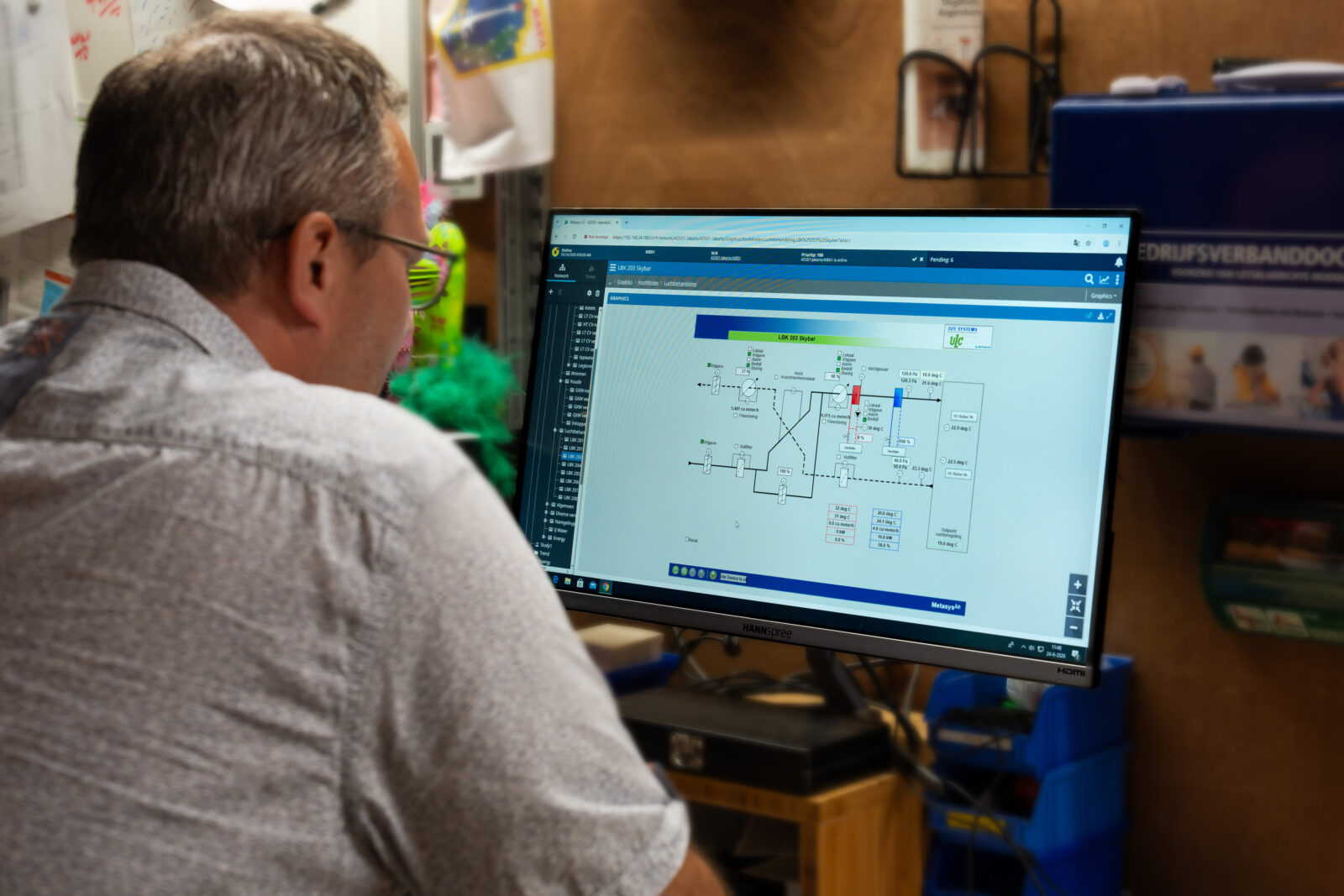 Technicus bekijkt Metasys-schema van luchtbehandelingskast LBK 203 Skybar, DZE Systems
