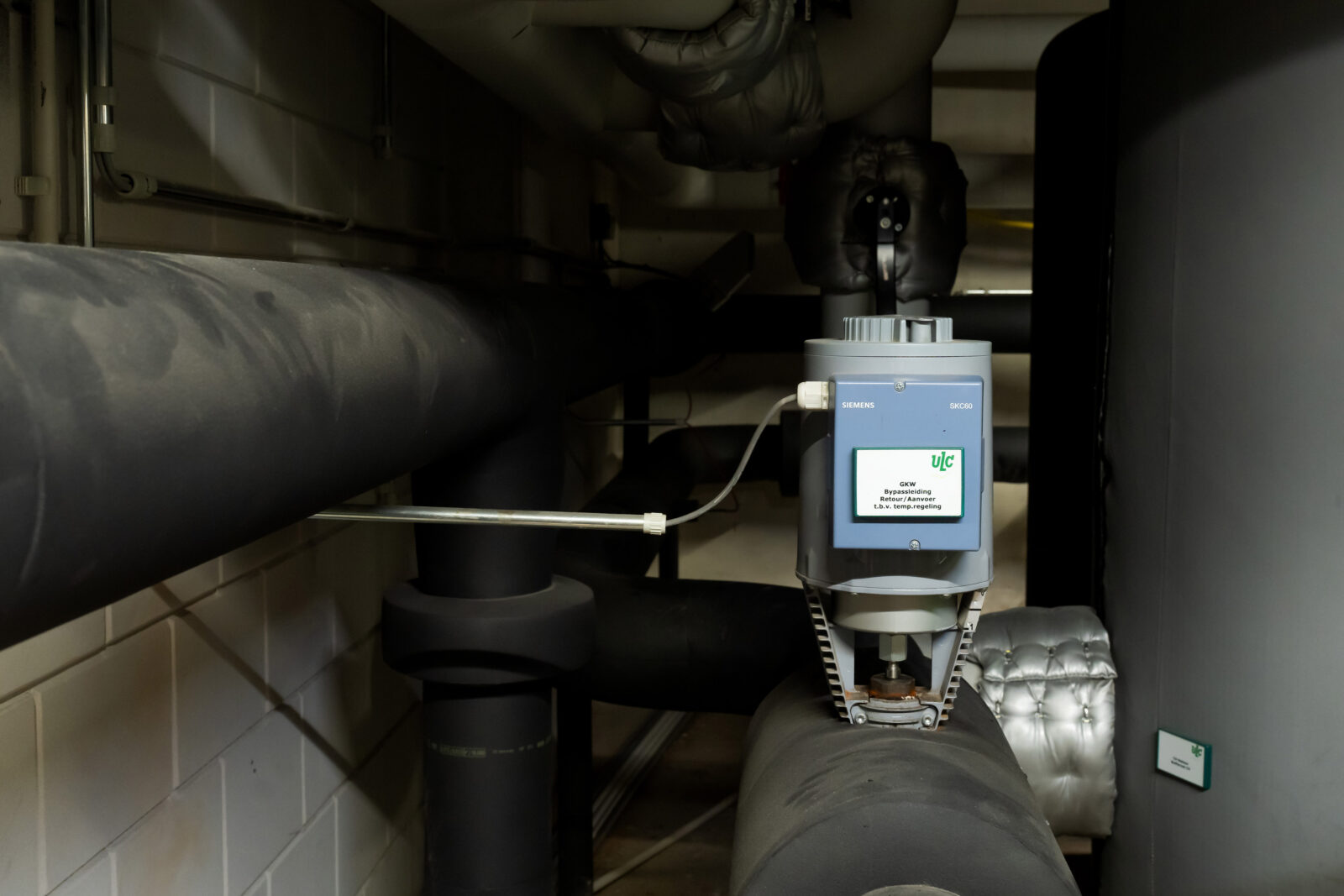 Siemens SKC60-klepactuator op bypassleiding voor temperatuurregeling