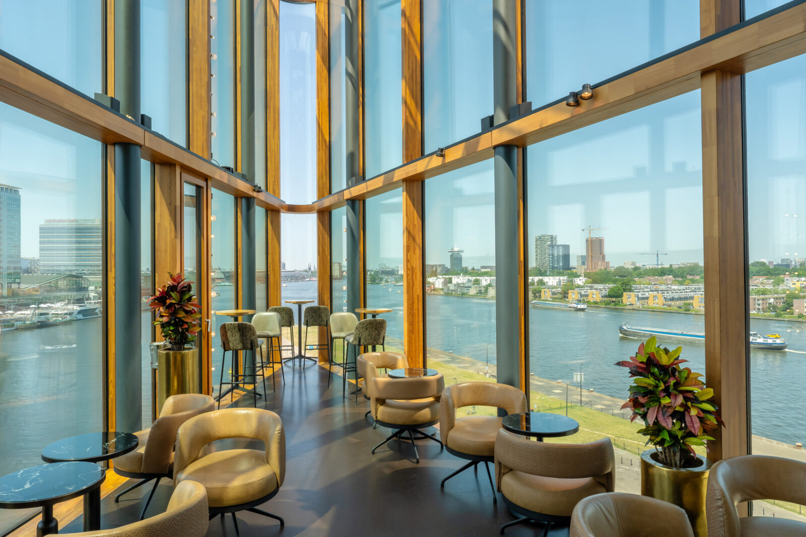 Loungehoek in de Skybar met zitjes en panoramisch uitzicht op het IJ