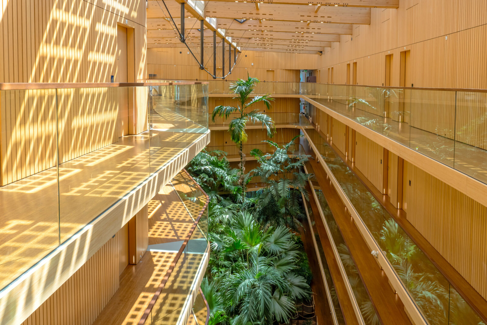 Atrium van Hotel Jakarta met houten balustrades en tropische beplanting