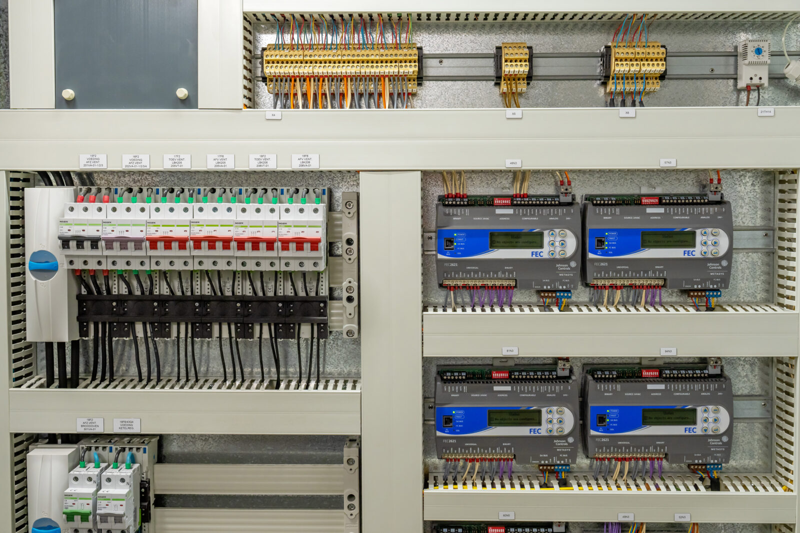 Verdeelkast met Johnson Controls FEC-regelaars voor luchtbehandeling
