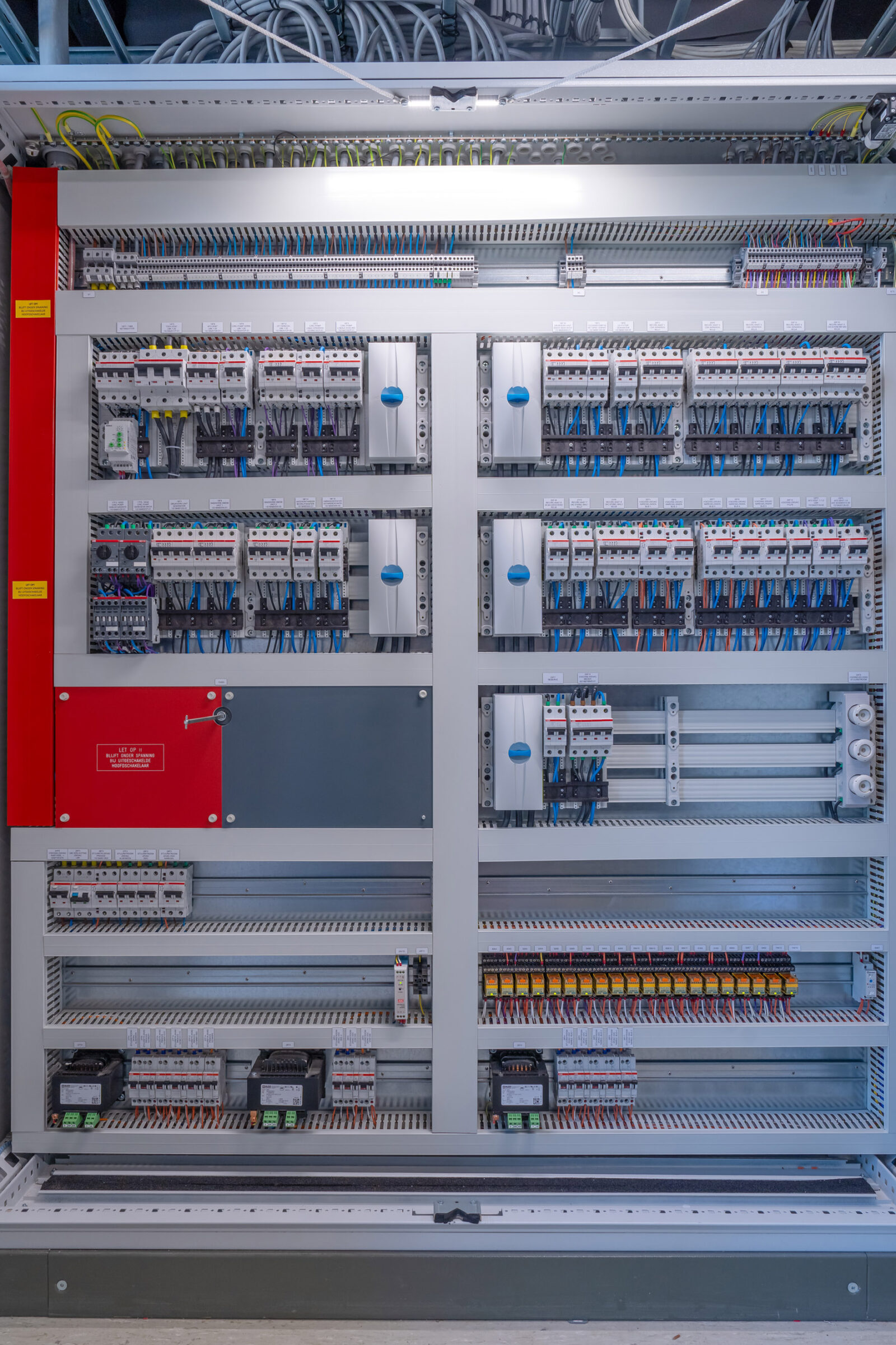 Elektrotechnische verdeelkast met installatieautomaten en hoofdschakelaars