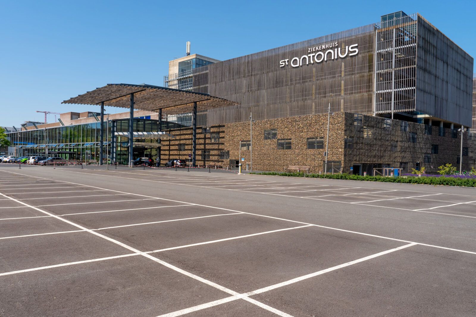Gevel van Ziekenhuis St. Antonius met parkeerterrein
