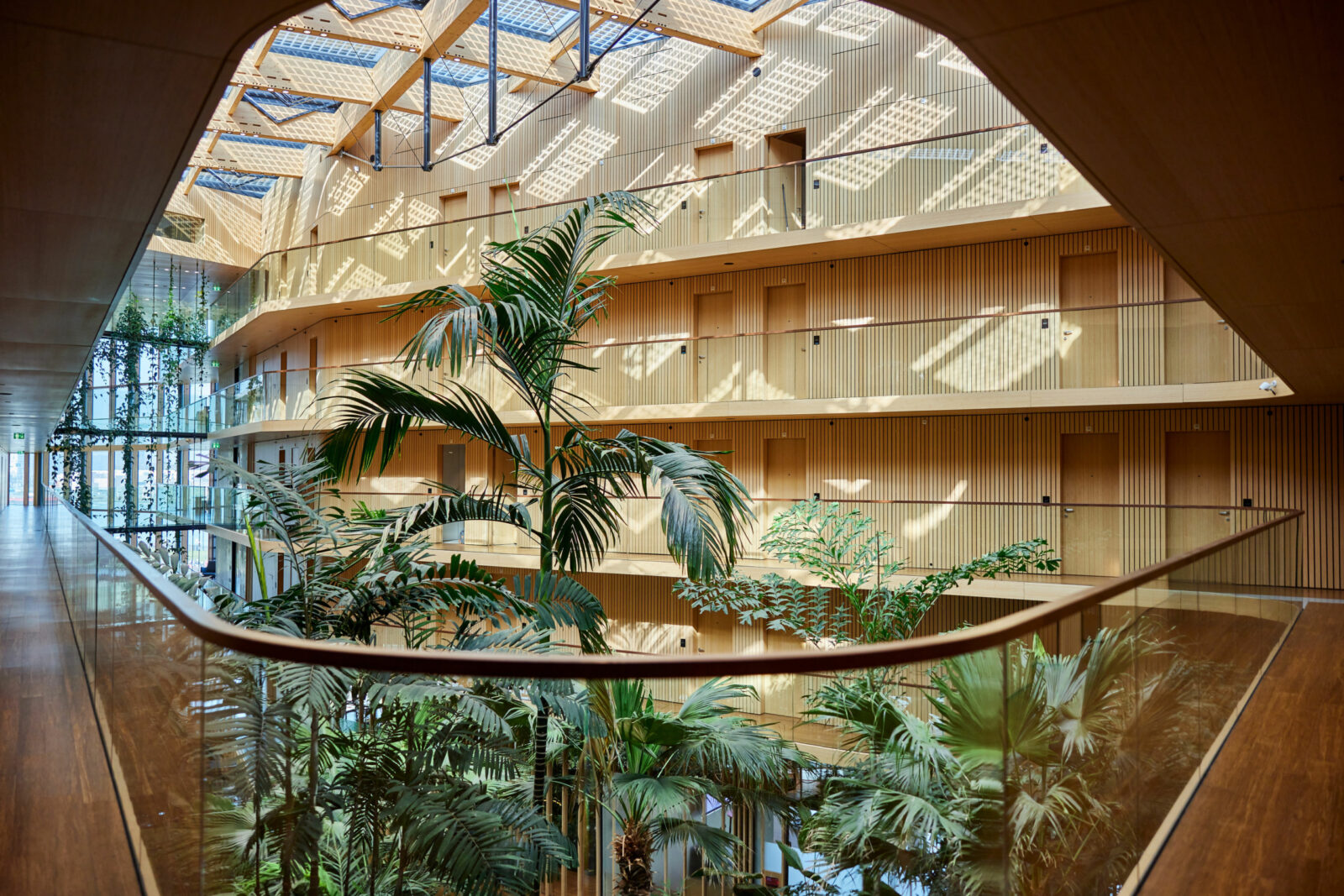 Hotel Jakarta lobby met grote palmbomen, waar geavanceerde regeltechniek wordt ingezet door DZE Systems