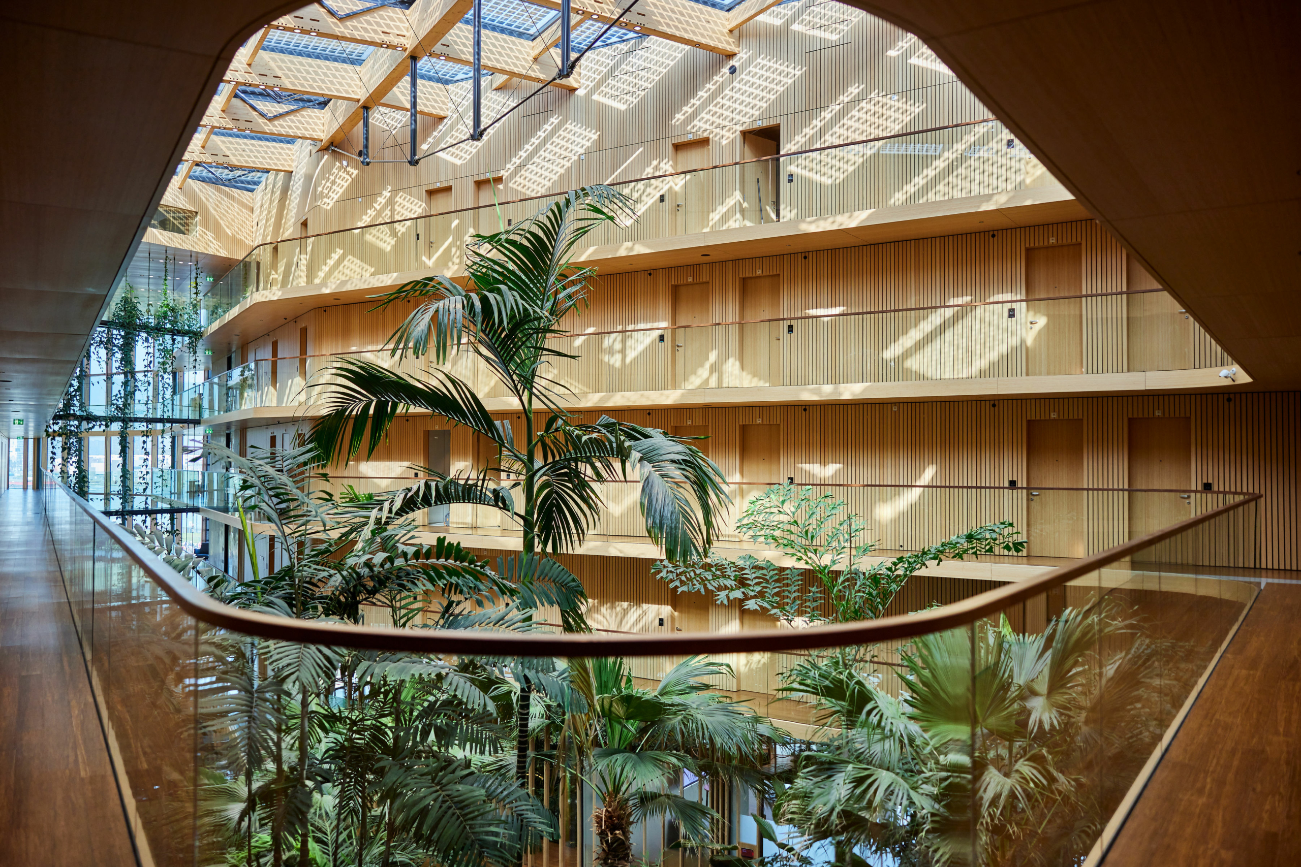 Hotel Jakarta lobby met grote palmbomen, waar geavanceerde regeltechniek wordt ingezet door DZE Systems