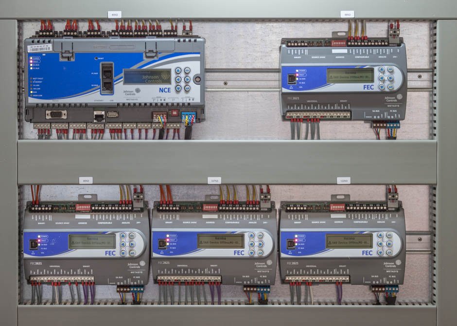 Close-up van regelmodules van Johnson Controls in een schakelkast
