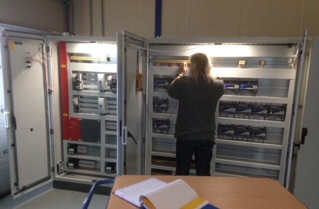 Medewerker van DZE Systems die werkt aan de bedrading van een regeltechnische schakelkast