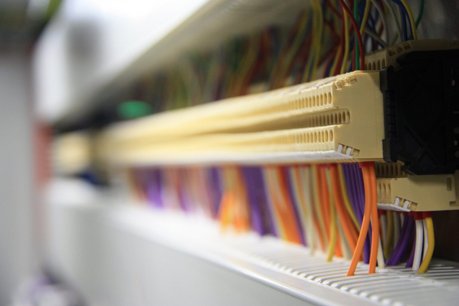 Bedrading in een regeltechnische kast