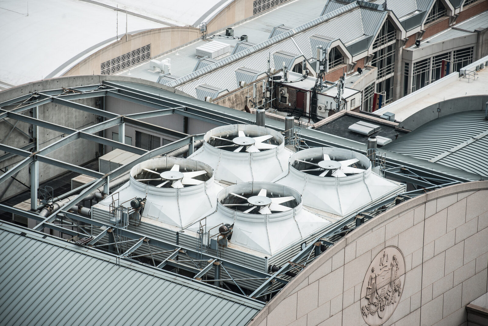 Luchtbehandelingsinstallaties op het dak, waar regeltechniek zorgt voor efficiënte klimaatregeling, ventilatie en energiebeheer.