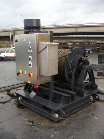 Industriële lierinstallatie met regelkast