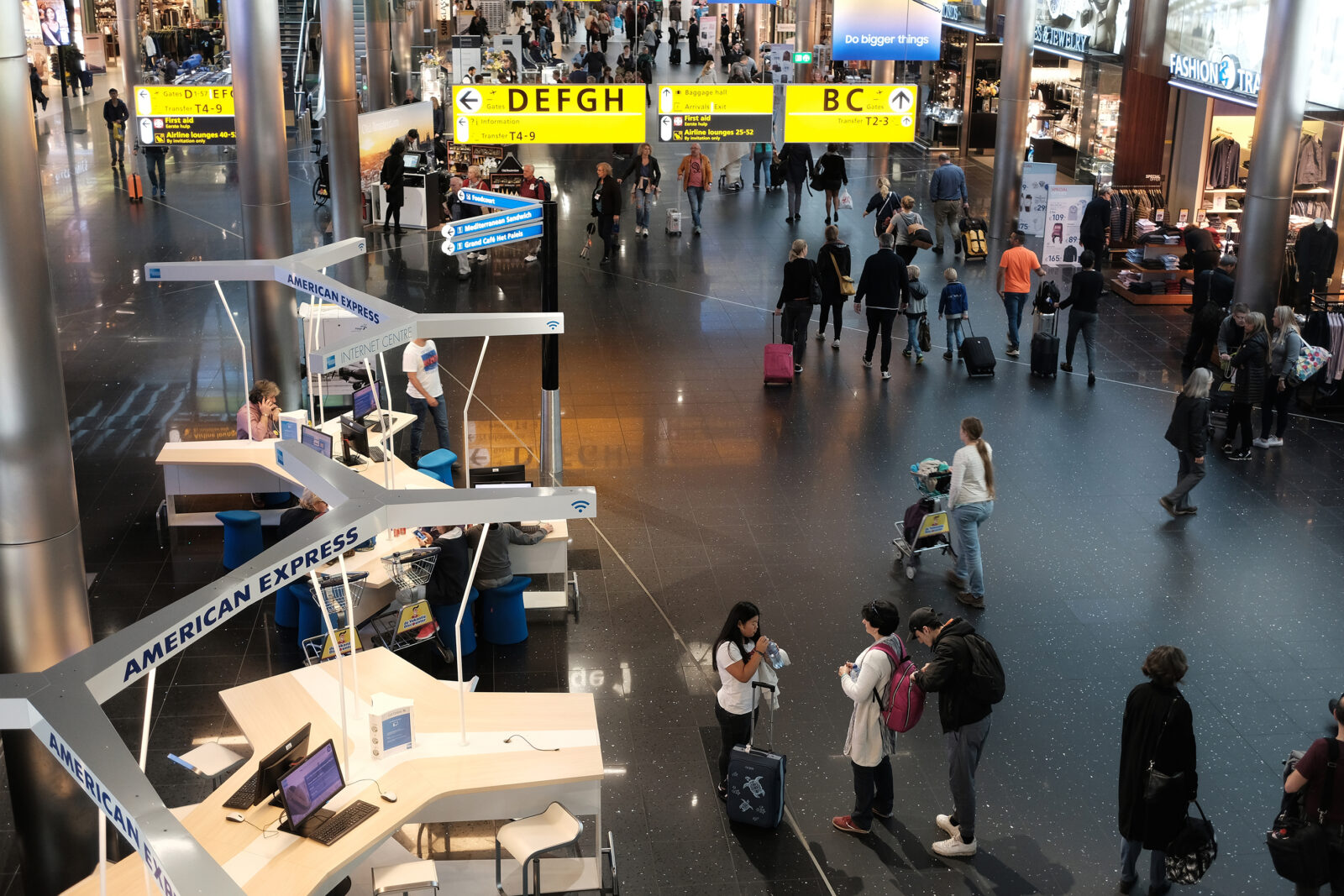Schiphol vertrekhal, waar geavanceerde regeltechniek wordt ingezet