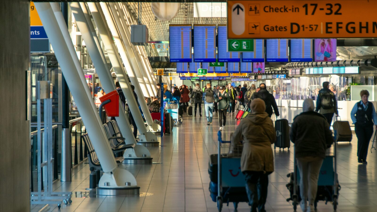 Vertrekhal Schiphol, waar geavanceerde regeltechniek wordt ingezet